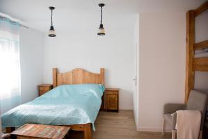 Un dormitorio con una cama, una mesa y una silla. en Pasieka Smakulskich, en Pakosław