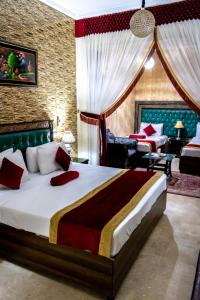 una camera con un grande letto di Rose Palace Hotel, Garden Town a Lahore