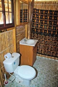 Phòng tắm tại San Blas Islands - Private Cabin Over-the-Ocean + Meals + Island Tours