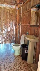 Phòng tắm tại San Blas Islands - Private Cabin Over-the-Ocean + Meals + Island Tours