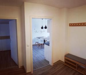 Zimmer mit einem Tisch und einem Esszimmer in der Unterkunft Albnest - Wohlfühlen in der nähe der Alb in Karlsruhe