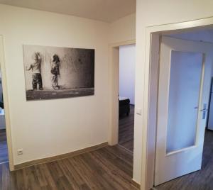 una habitación con una foto de dos niños en la pared en Albnest - Wohlfühlen in der nähe der Alb, en Karlsruhe