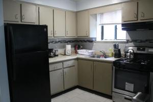 A kitchen or kitchenette at JFK Area Home Away from Home