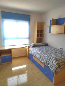 sypialnia z łóżkiem, biurkiem i oknem w obiekcie Apartamento Florencia w Murcji