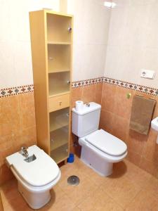 łazienka z toaletą i umywalką w obiekcie Apartamento Florencia w Murcji