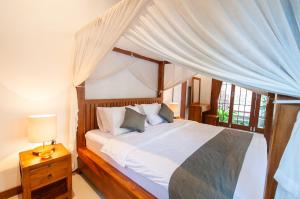 Postel nebo postele na pokoji v ubytování Flamboyant Villa Ubud