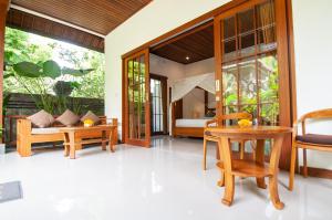 Posezení v ubytování Flamboyant Villa Ubud
