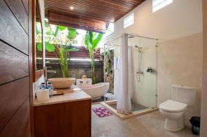 Koupelna v ubytování Flamboyant Villa Ubud + 37 fotografií
