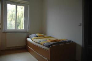 Postel nebo postele na pokoji v ubytování Sport Tourist Hostel Weißenfels