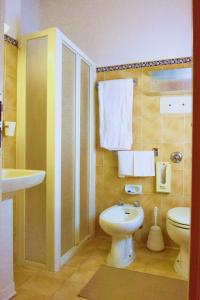Koupelna v ubytování Hotel Rosy + 35 fotografií