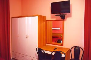 TV a/nebo společenská místnost v ubytování Hotel Rosy