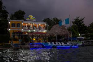 un edificio con sillas en el agua por la noche en Hostal Casa de Grethel, en Flores