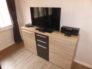 En tv och/eller ett underhållningssystem på Apartments Dahlie & Nelke