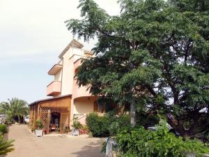 un bâtiment avec un arbre en face dans l'établissement Villa Franca B&B, à Turi