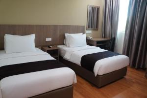 Uma cama ou camas num quarto em LABUAN JATI HOTEL