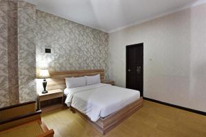 Postel nebo postele na pokoji v ubytování Puri Saron Denpasar Hotel