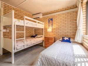 Postel nebo postele na pokoji v ubytování Golden Shores U7 21 Landsborough Parade + 6 fotografií