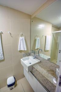 a bathroom with a sink and a mirror at Apartamento de Luxo Landscape Beira Mar Platinum in Fortaleza