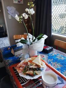 Cibo presso la stanza in casa privata o nelle vicinanze