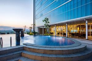 Бассейн в Hotel Santika Gresik или поблизости