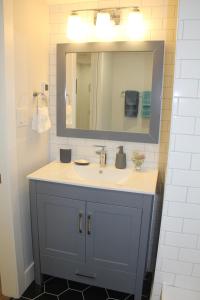 Bathroom sa HiddenGem-private modern suite on trendy Main St