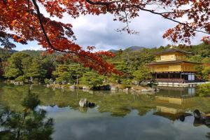 un edificio chino en medio de un lago en Yamagata Kyomachi Hatago Nishijin, en Kioto
