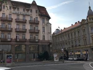 un bâtiment avec un hôtel sur le côté d'une rue dans l'établissement Bervia Apartman, à Szombathely