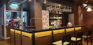 The lounge or bar area at Vinary Hotel Sukhumvit - SHA EXTRA Plus