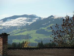 Ein allgemeiner Bergblick oder ein Berglick von der Ferienwohnung aus