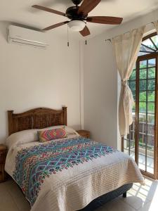 Breeze by Casa Maty San Pancho tesisinde bir odada yatak veya yataklar