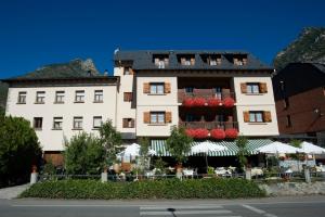 un gran edificio con un restaurante enfrente en Hostal Casa Rosita, en Eriste