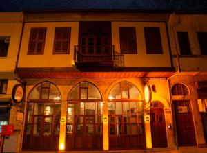 un edificio con una fachada iluminada por la noche en LUWİ ANTAKYA BOUTİQUE HOTEL, en Hatay