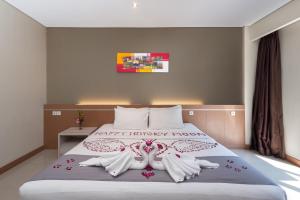 Postel nebo postele na pokoji v ubytování Nava Hotel Tawangmangu