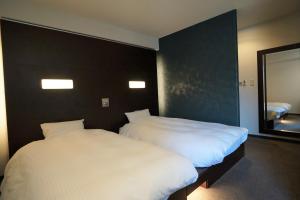 Cama ou camas em um quarto em Green Rich Hotel Hiroshima Shinkansenguchi (Artificial hot spring Futamata Yunohana)