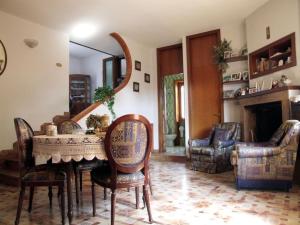 - un salon avec une table, des chaises et un miroir dans l'établissement Villa Franca B&B, à Turi