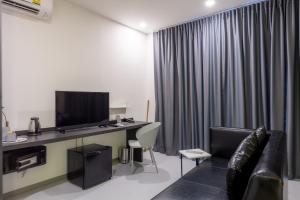TV a/nebo společenská místnost v ubytování Reno hotel
