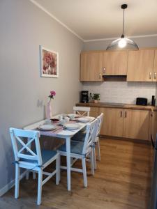 Kuchyňa alebo kuchynka v ubytovaní Apartament Malinowy Zakątek Triventi Mountain Residence
