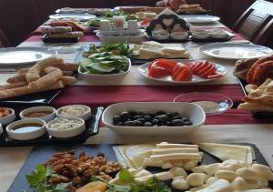 una mesa larga llena de diferentes tipos de alimentos en LUWİ ANTAKYA BOUTİQUE HOTEL, en Hatay