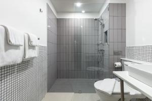 Koupelna v ubytování Reno hotel
