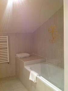 een witte badkamer met een bad en een handdoek bij Galican Casa Rural in Moriscos