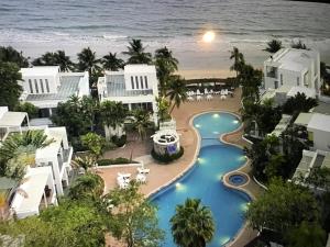 uma vista aérea do resort e do oceano em Front Samet Beach house with swimming Pool em Rayong