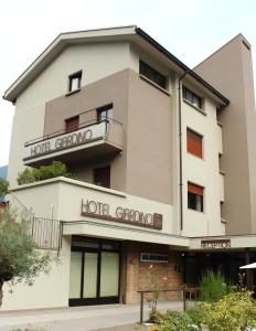 um edifício de hotel com uma placa de hotel em Hotel Giardino em Breno