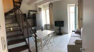 una sala de estar con una escalera de caracol y una mesa en B&B LOFT EDEL BEACH, en Civitanova Marche