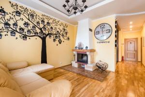 a living room with a tree mural on the wall at Skvorechnik in Kaliningrad