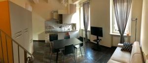 ein Wohnzimmer mit einem Tisch und einem Sofa in der Unterkunft B&B LOFT EDEL BEACH in Civitanova Marche