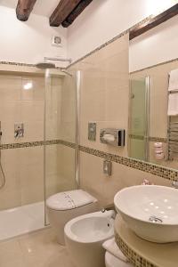 y baño con ducha, aseo y lavamanos. en Hotel Bel Sito e Berlino, en Venecia