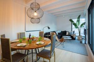 een eettafel en stoelen in de woonkamer bij Ohliving Alcazar in Sevilla