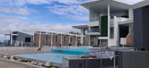 Bazén v ubytování Loloata Island Resort nebo v jeho okolí