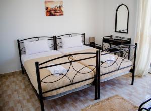 Postel nebo postele na pokoji v ubytování Nikolakakis Rooms Lavrio