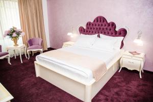 Un pat sau paturi într-o cameră la Royal Boutique Mangalia Breeze
